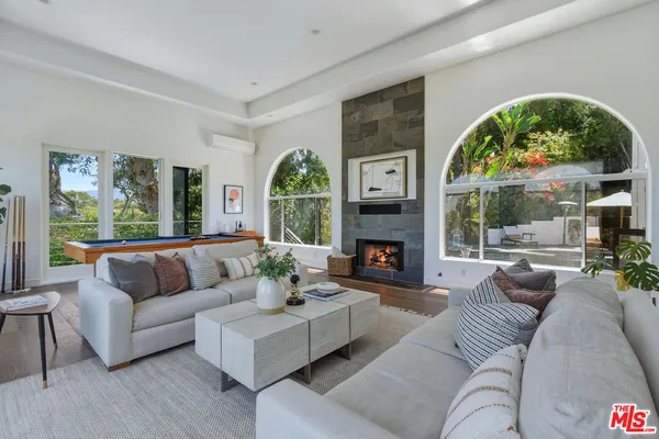 $1,995,000 | 11528 Decente Drive, Studio City, CA 91604