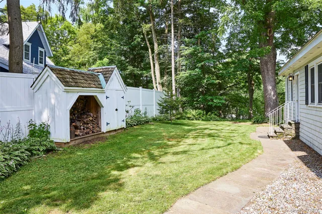 a view of a house with backyard and garden