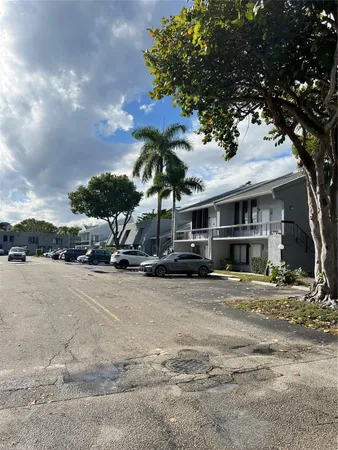 $300,000 | 639 North University Drive, Unit 17, Plantation, FL 33324