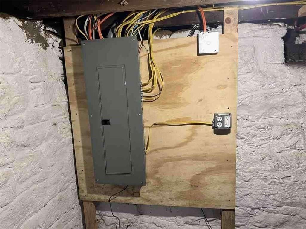 1617 West 9th Street Beaver Falls, PA 15010 - Photo 33 of 43 a bathroom with a shower