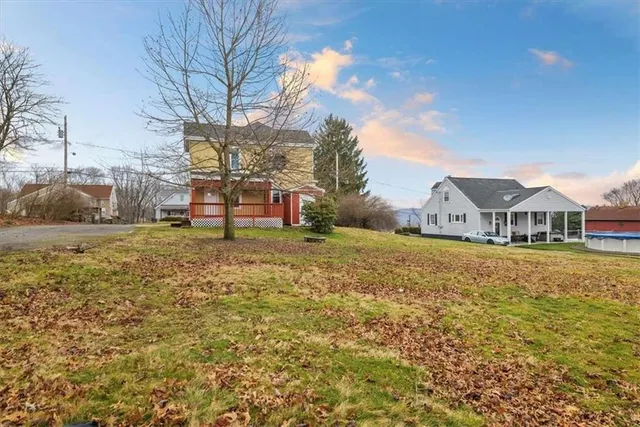 a view of a house with a yard