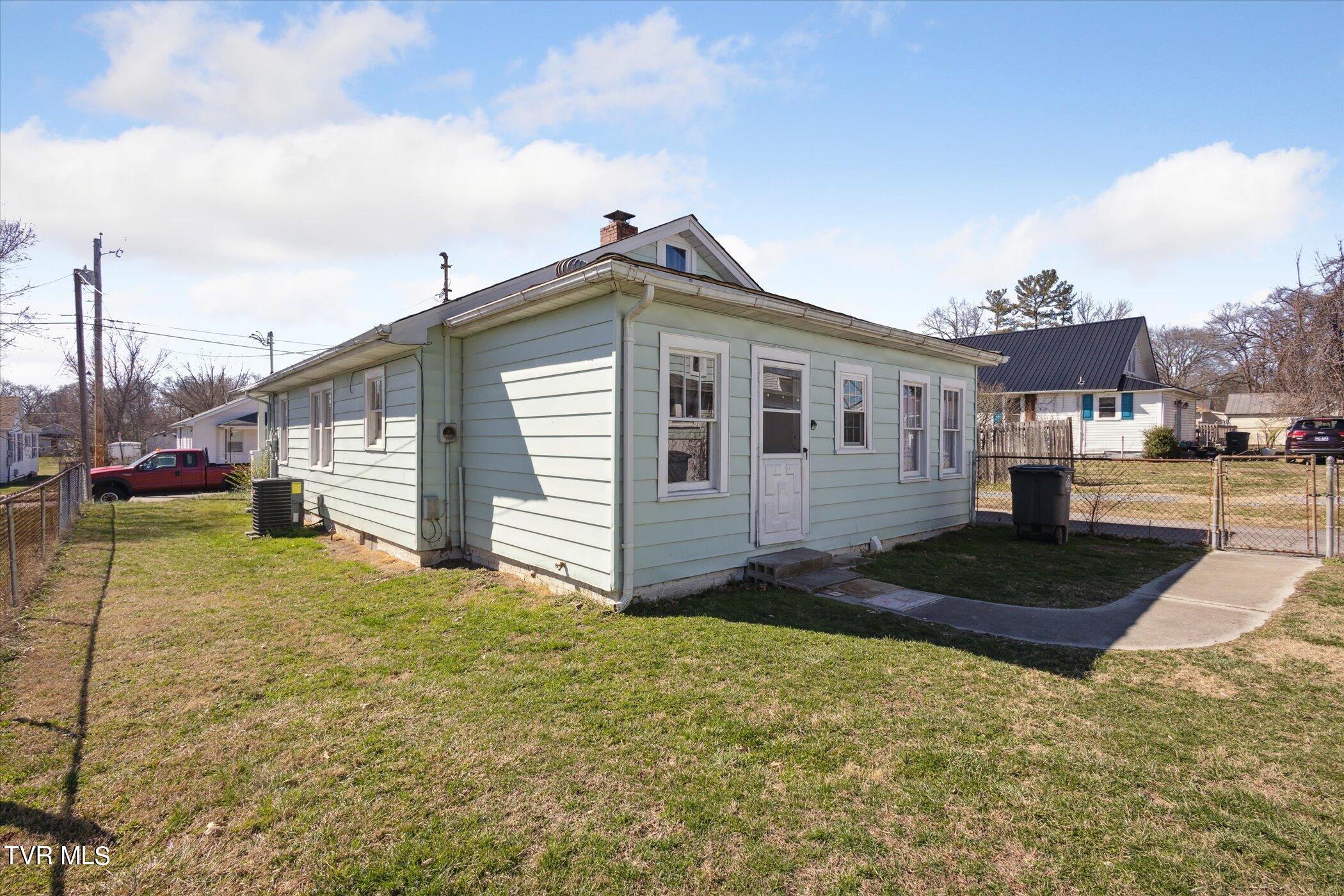 1618 Spring Street Kingsport, TN 37664 - Photo 24 of 44 27-1618-Spring-Street-WindowStill-04