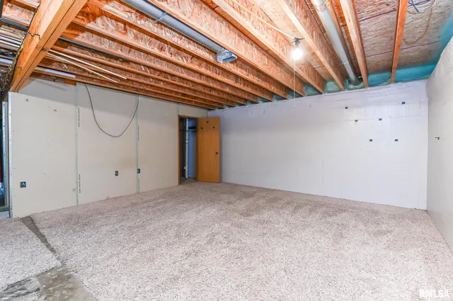 $245,500 | 118 South Locust Street, Williamsfield, IL 61489