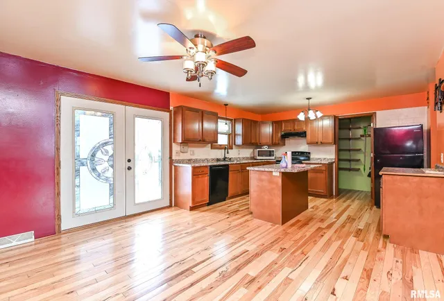 $245,500 | 118 South Locust Street, Williamsfield, IL 61489