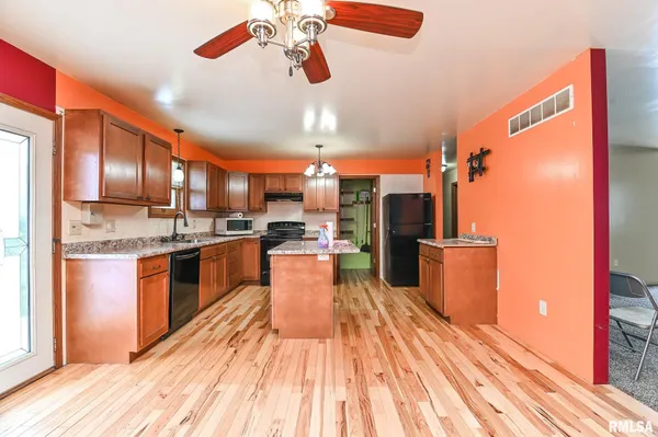 $230,500 | 118 South Locust Street, Williamsfield, IL 61489