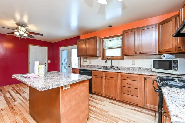 $230,500 | 118 South Locust Street, Williamsfield, IL 61489