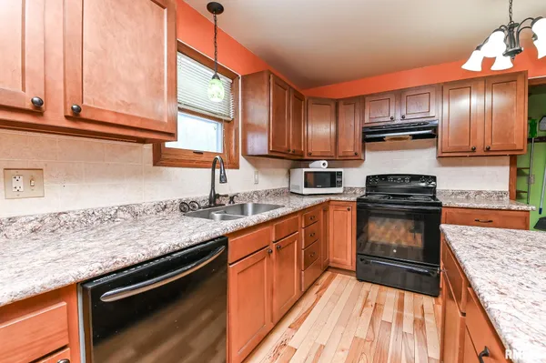 $230,500 | 118 South Locust Street, Williamsfield, IL 61489