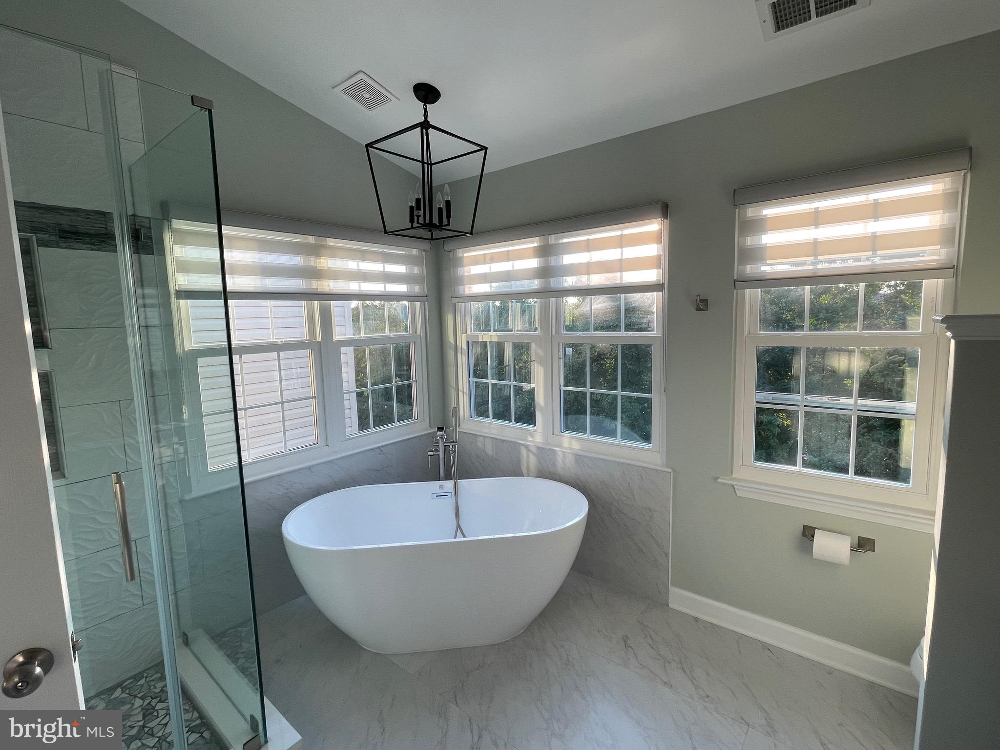 12968 Wood Cres Circle Herndon, VA 20171 - Photo 12 of 33 a bathroom with a sink and bathtub