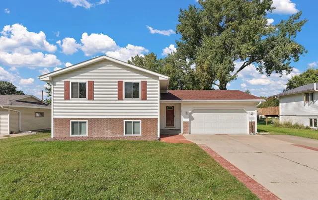 $2,450 | 783 Hiawatha Avenue, Vadnais Heights, MN 55127