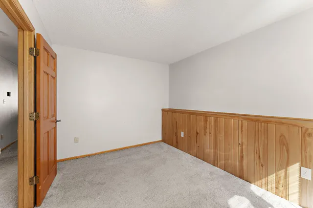 $2,450 | 783 Hiawatha Avenue, Vadnais Heights, MN 55127