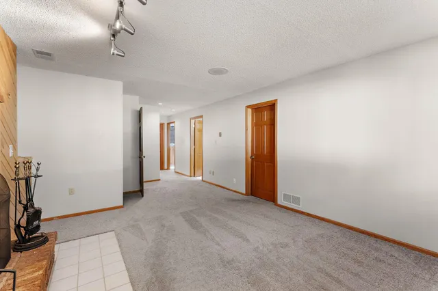 $2,450 | 783 Hiawatha Avenue, Vadnais Heights, MN 55127