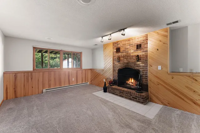 $2,450 | 783 Hiawatha Avenue, Vadnais Heights, MN 55127