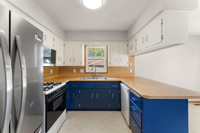 $2,450 | 783 Hiawatha Avenue, Vadnais Heights, MN 55127