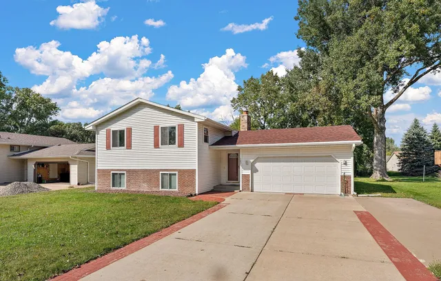 $2,450 | 783 Hiawatha Avenue, Vadnais Heights, MN 55127