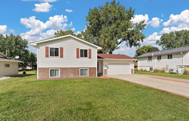 $2,450 | 783 Hiawatha Avenue, Vadnais Heights, MN 55127