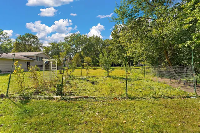 $2,450 | 783 Hiawatha Avenue, Vadnais Heights, MN 55127