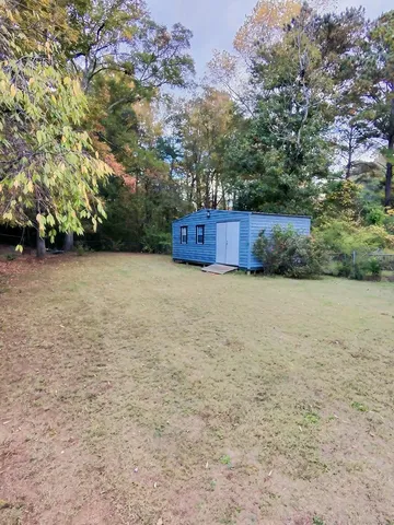 a view of a yard with a house