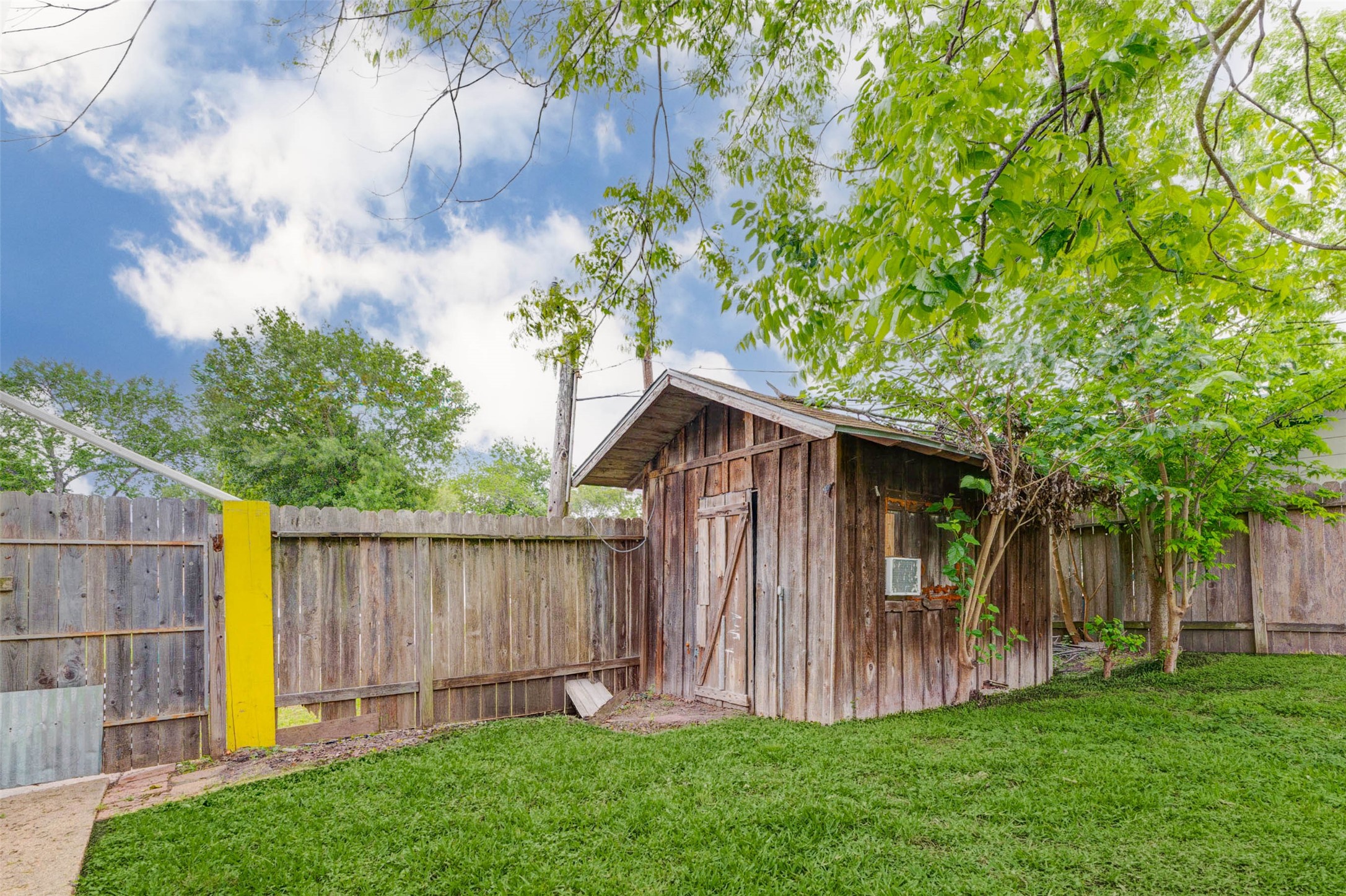 411 Burke Road Pasadena, TX 77506 - Photo 21 of 24 a garden with wooden fences
