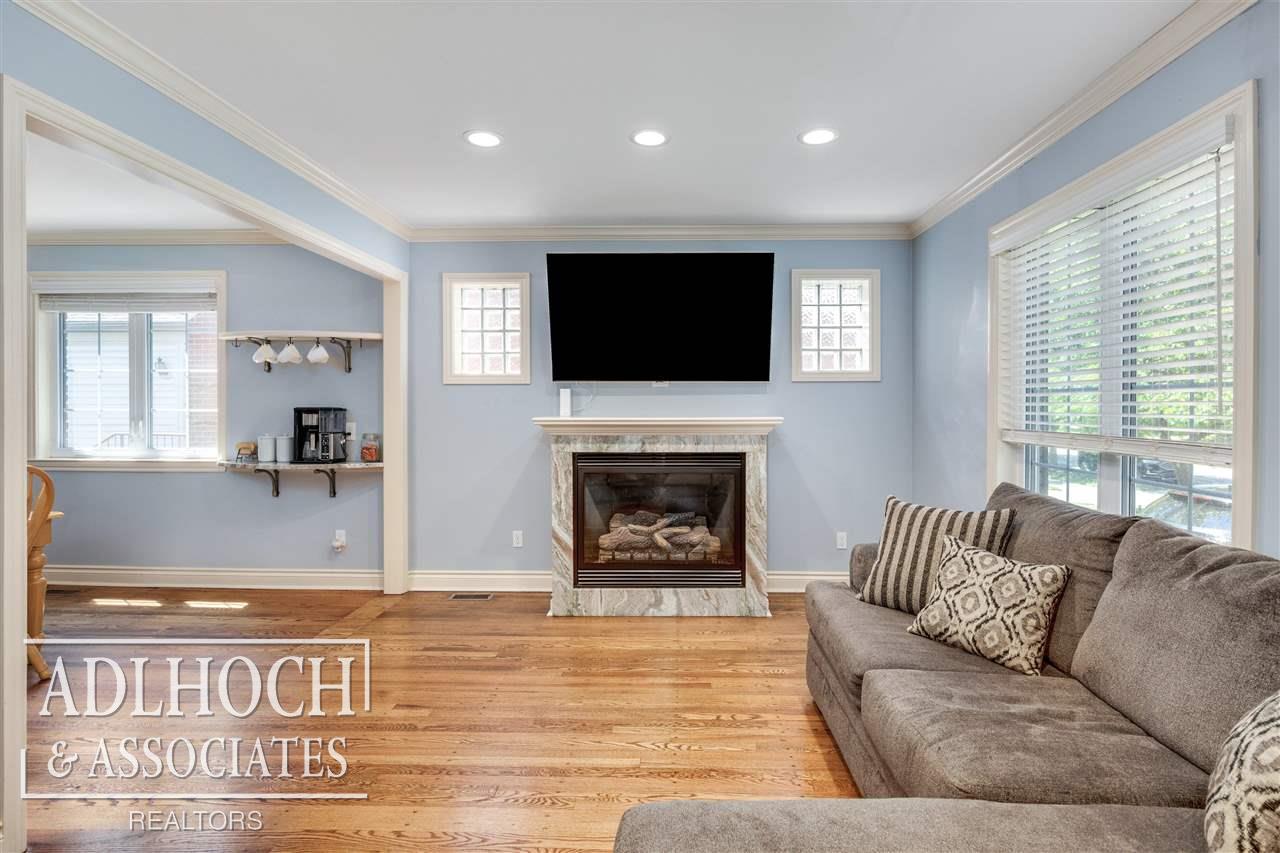 1777 Hampton Road Grosse Pointe, MI 48236 - Photo 8 of 26 50086314-8.JPG