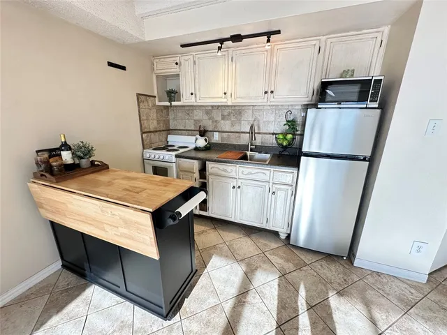 $900 | 5916 Lago Vista Way, Unit B18, Lago Vista, TX 78645