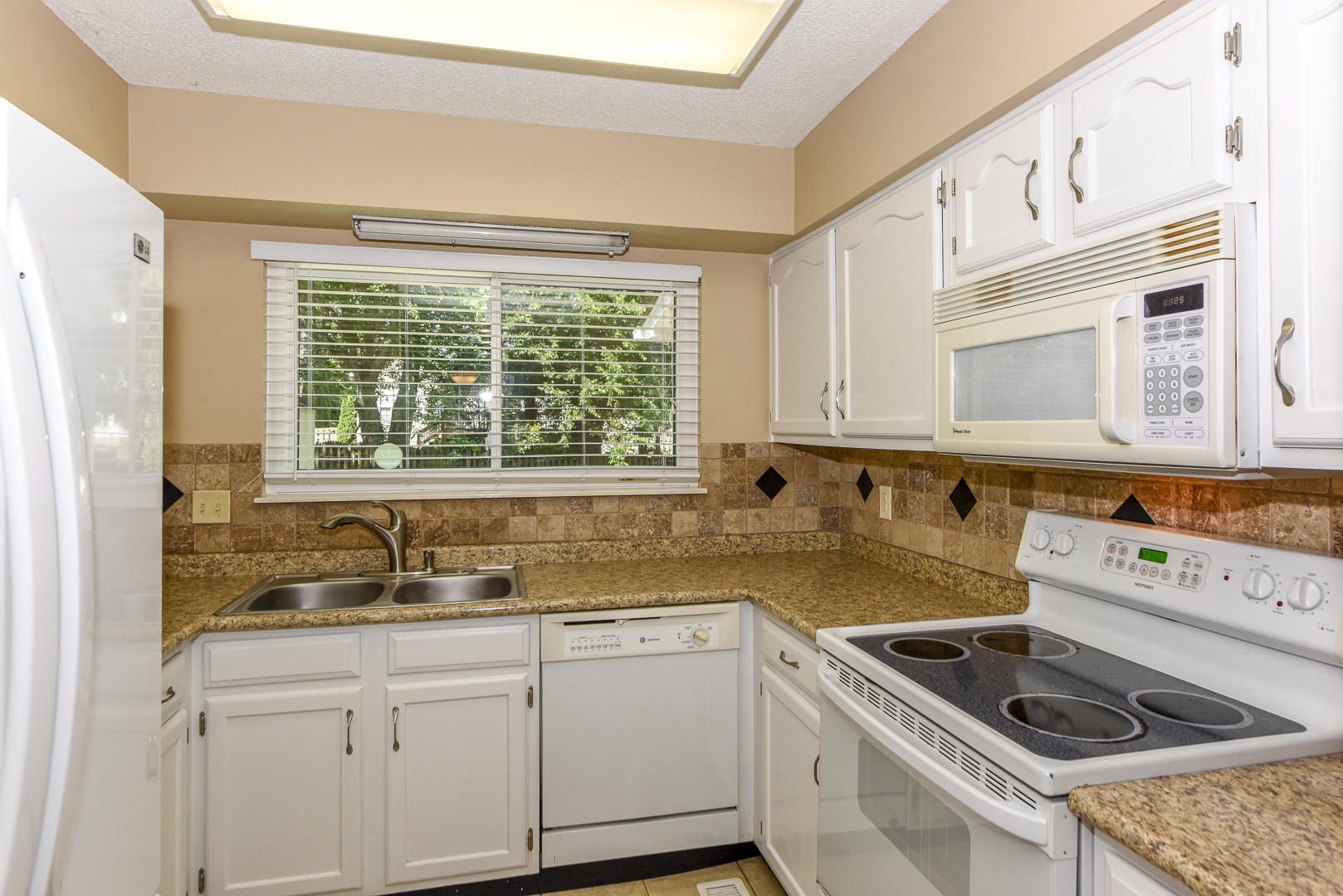 9025 Colchester Ridge Road Knoxville, TN 37922 - Photo 8 of 36 KITCHEN