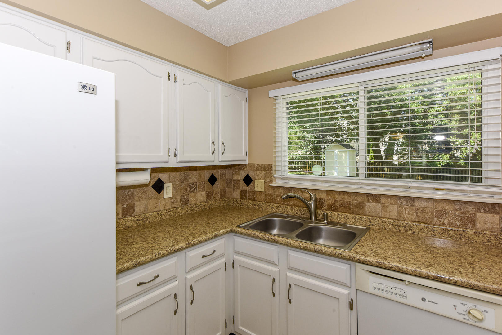 9025 Colchester Ridge Road Knoxville, TN 37922 - Photo 9 of 36 KITCHEN