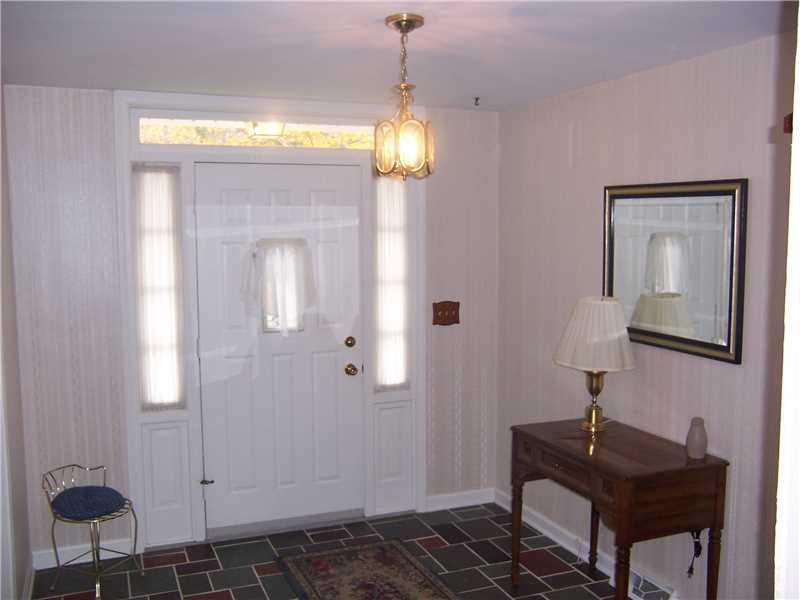 2355 Valley View Road Hermitage, PA 16148 - Photo 3 of 17 Entry/Foyer.