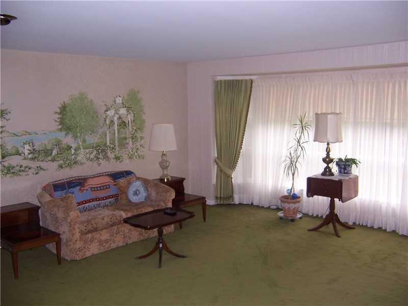 2355 Valley View Road Hermitage, PA 16148 - Photo 6 of 17 Living Room.