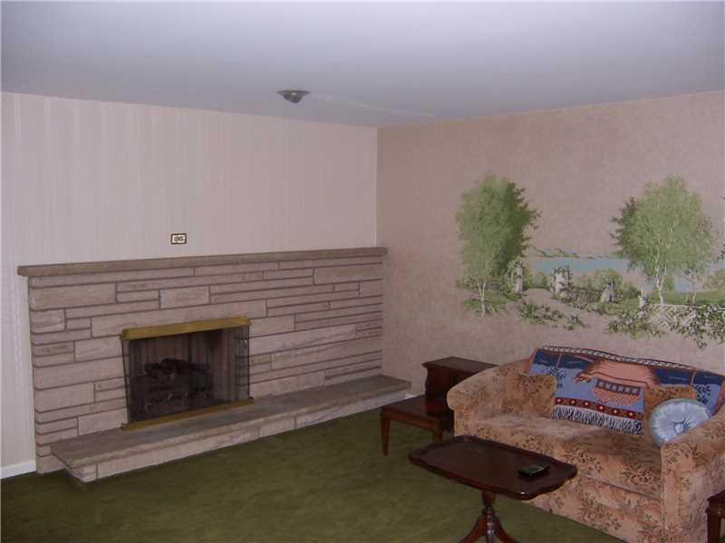2355 Valley View Road Hermitage, PA 16148 - Photo 7 of 17 Living Room.