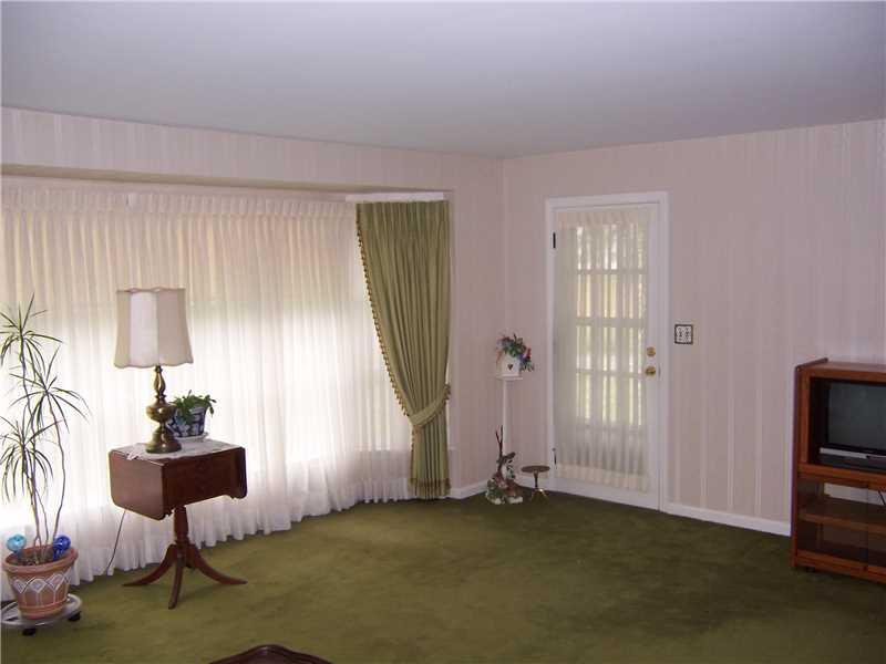 2355 Valley View Road Hermitage, PA 16148 - Photo 8 of 17 Living Room.