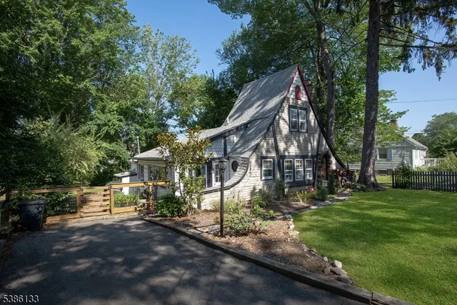 a view of house with a yard