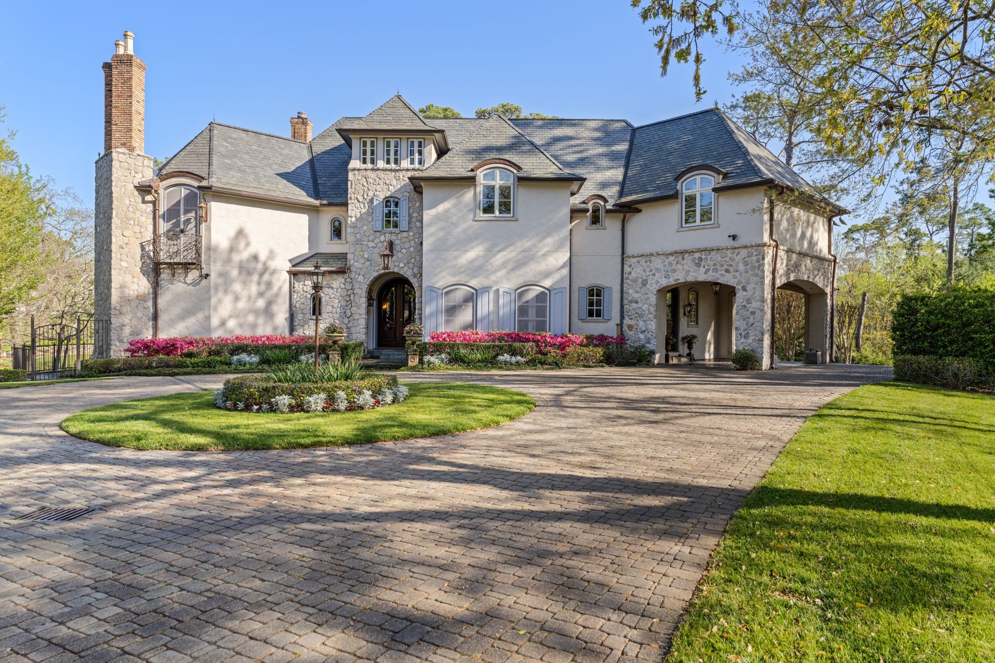 [Front Elevation]
Inspired by the noble architecture of French chateaux, this refined estate was designed by Robert Dame and built by Goodchild Builders in a magnificent park-like setting. The impressive façade is encircled by a dramatic sweep of driveway that courses down the hill to a motor court and three-car garage.