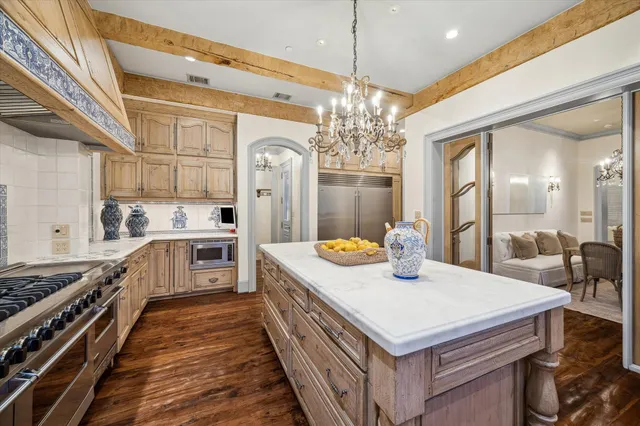 a kitchen that has a lot of cabinets in it