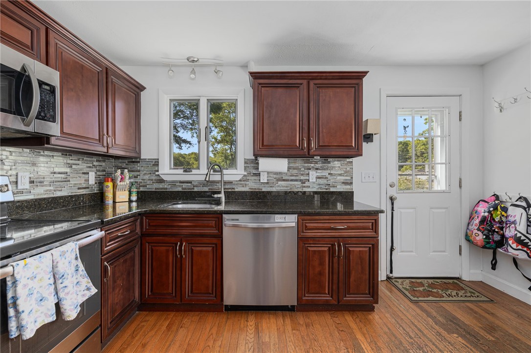 400 Crandall Road Tiverton, RI 02878 - Photo 7 of 32