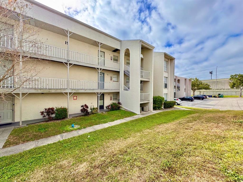 2625 Highway 590, Unit 1932 Clearwater, FL 33759 - Photo 2 of 14 a view of a big yard next to a building