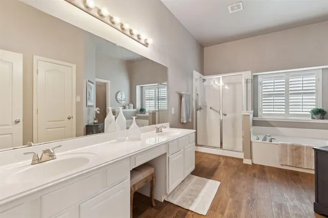 a en suite bathroom with a double vanity sink and a mirror