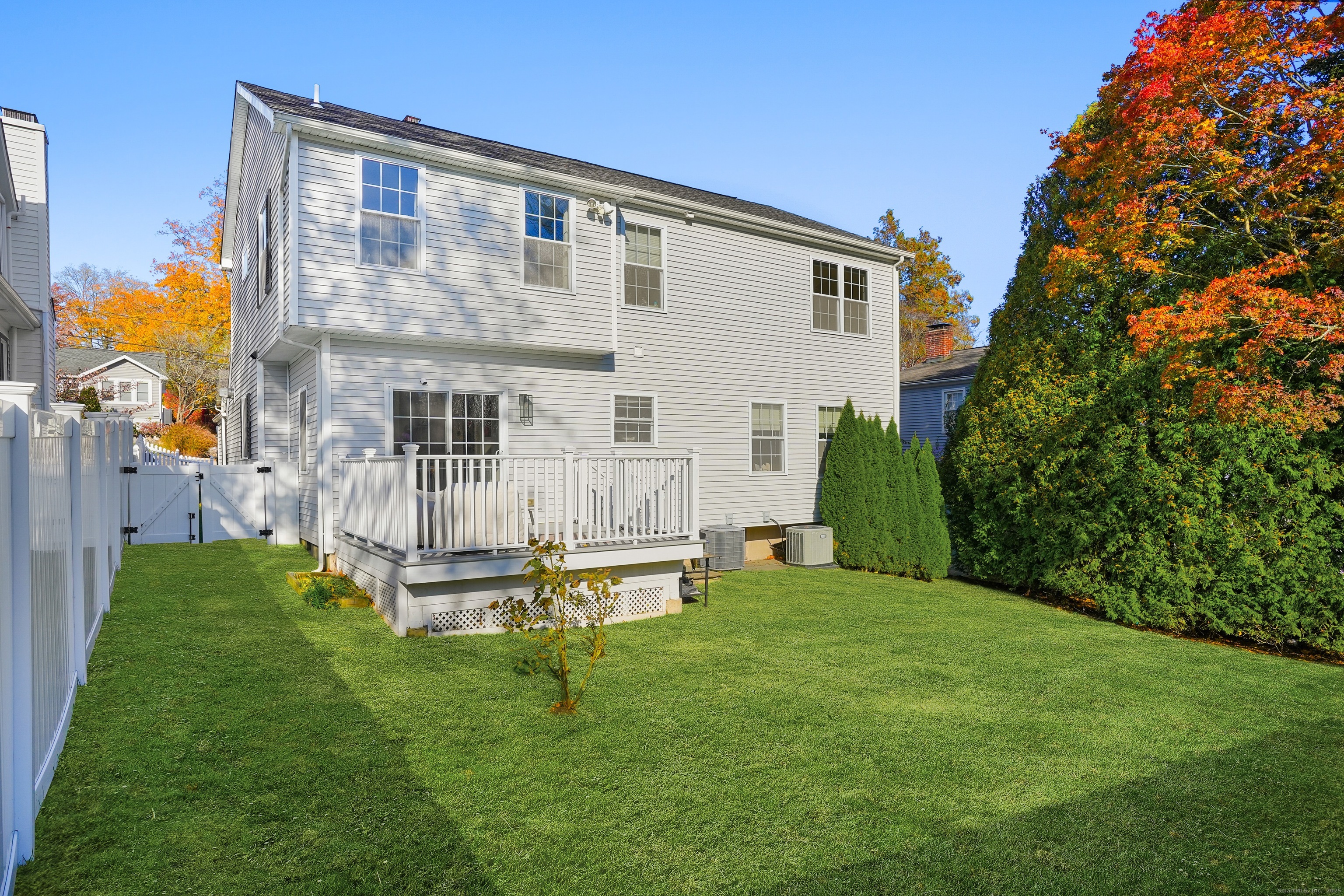 100 Hirsch Road Stamford, CT 06905 - Photo 37 of 39 a backyard of a house with table and chairs