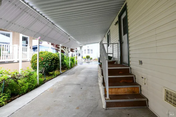 a view of an outdoor space