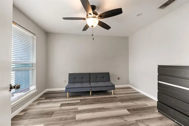 a view of a house with backyard and garden