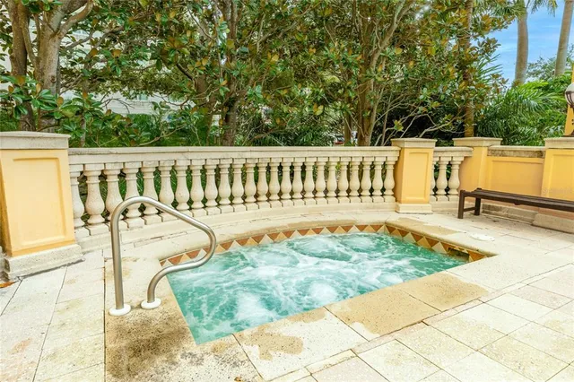 $575,000 | 750 North Tamiami Trail, Unit 1007, Sarasota, FL 34236