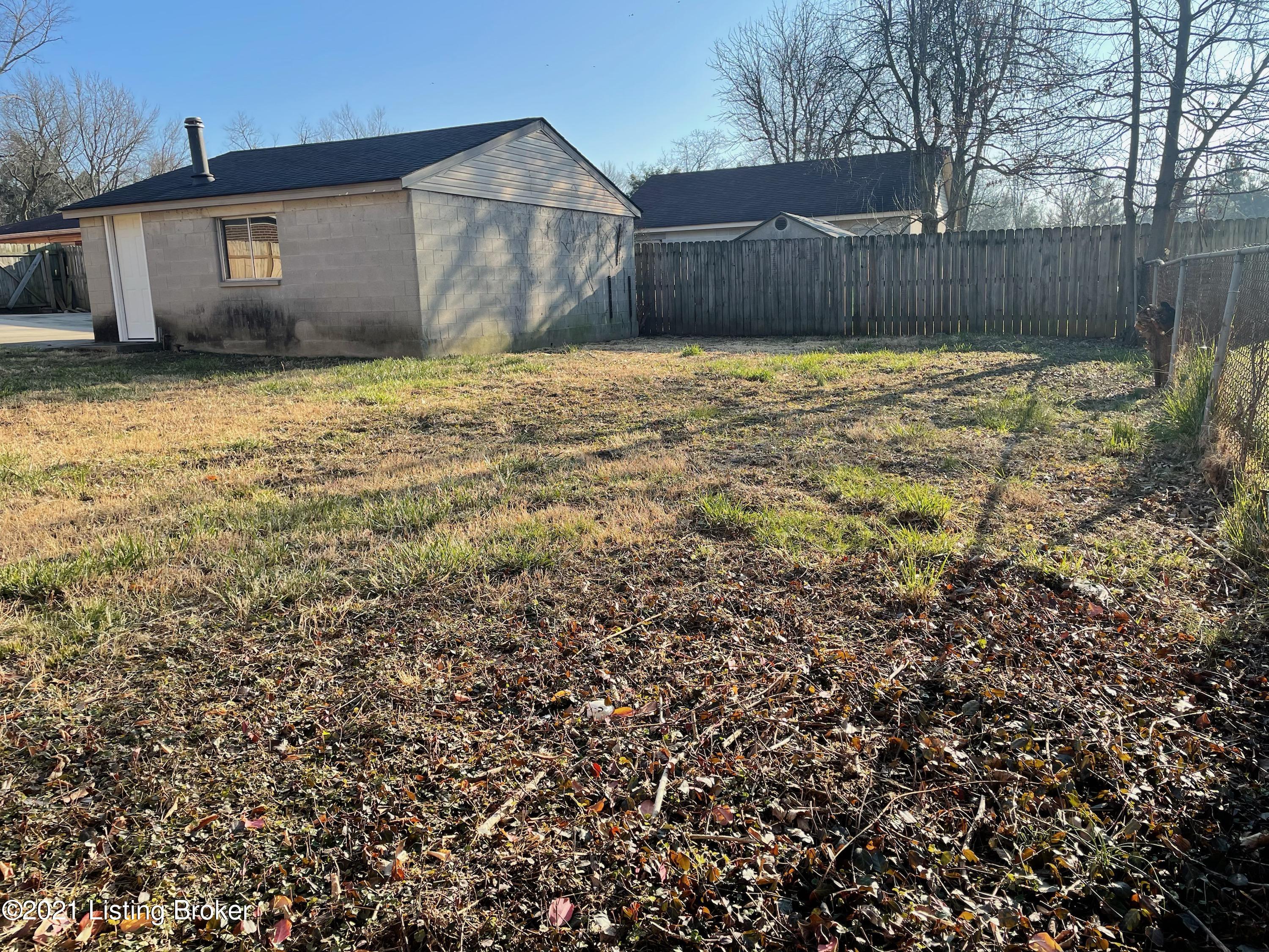 11210 Torrington Road Louisville, KY 40272 - Photo 5 of 28 IMG_9567