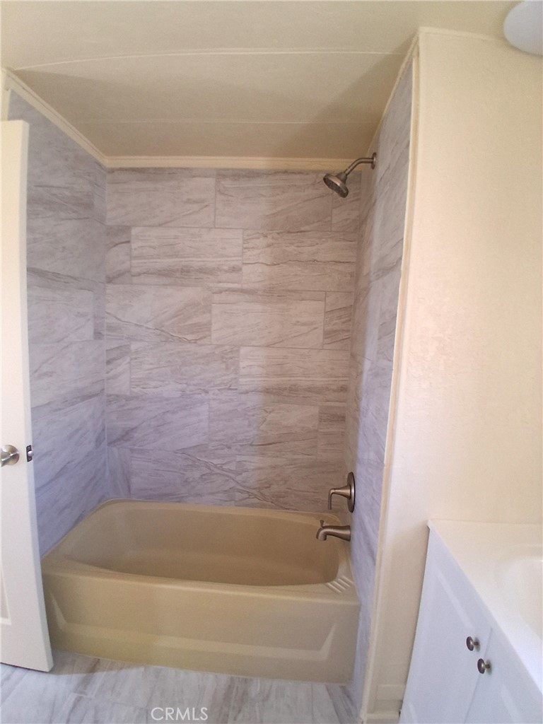 4561 Adobe Road, Unit 40 Twentynine Palms, CA 92277 - Photo 26 of 29 a bathroom with a bathtub