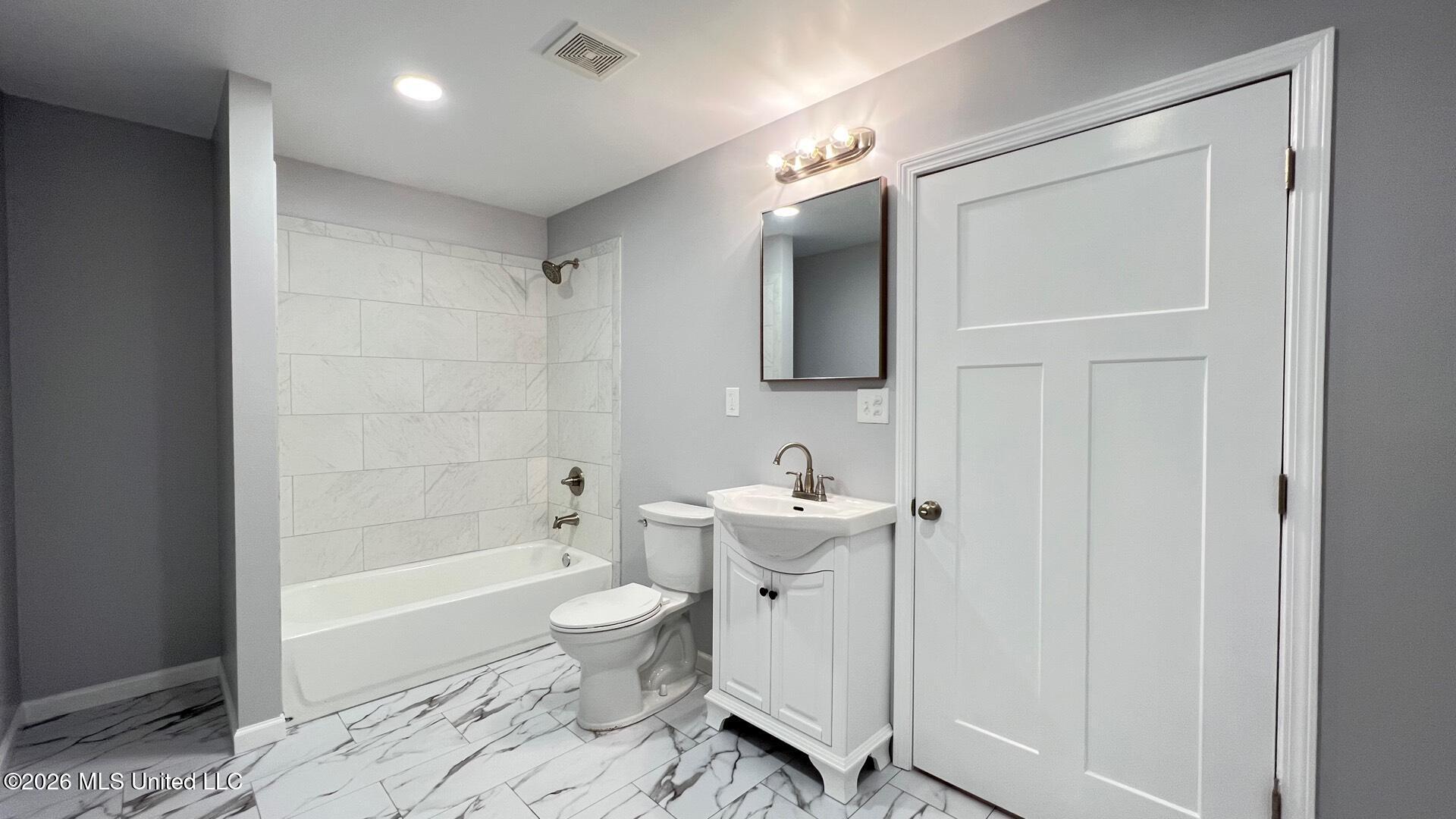 7381 Getwell Road Southaven, MS 38672 - Photo 10 of 18 Primary Bathroom