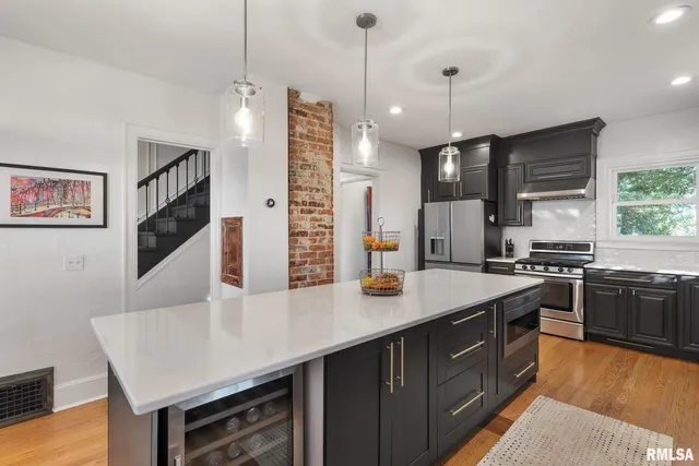 $499,999 | 704 River Drive, Bettendorf, IA 52722