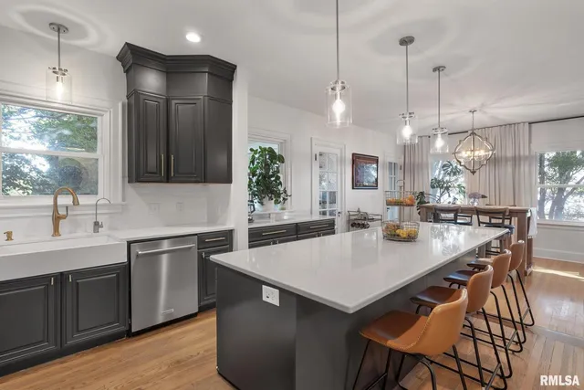 $499,999 | 704 River Drive, Bettendorf, IA 52722