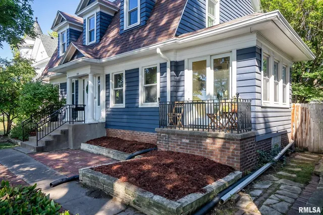 $499,999 | 704 River Drive, Bettendorf, IA 52722