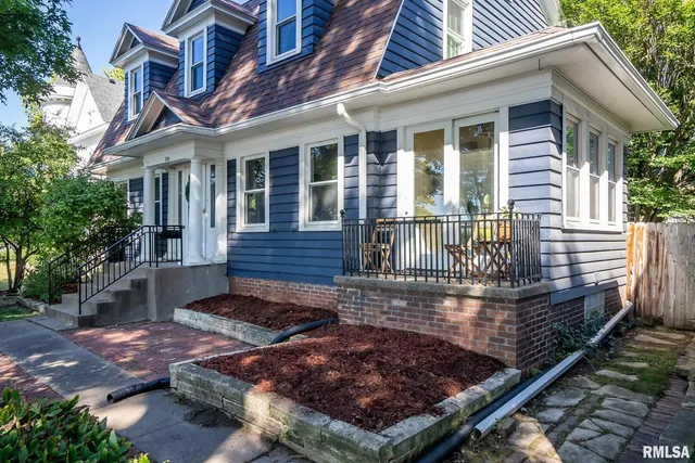 $499,999 | 704 River Drive, Bettendorf, IA 52722