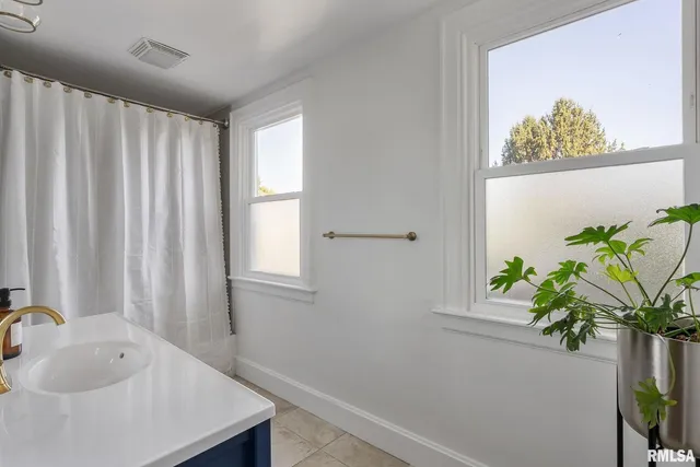 $499,999 | 704 River Drive, Bettendorf, IA 52722