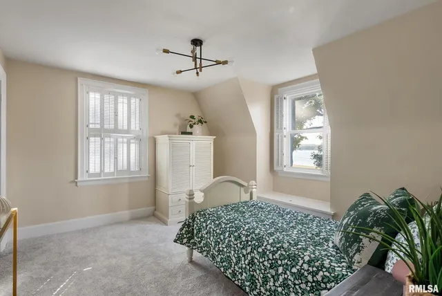 $499,999 | 704 River Drive, Bettendorf, IA 52722