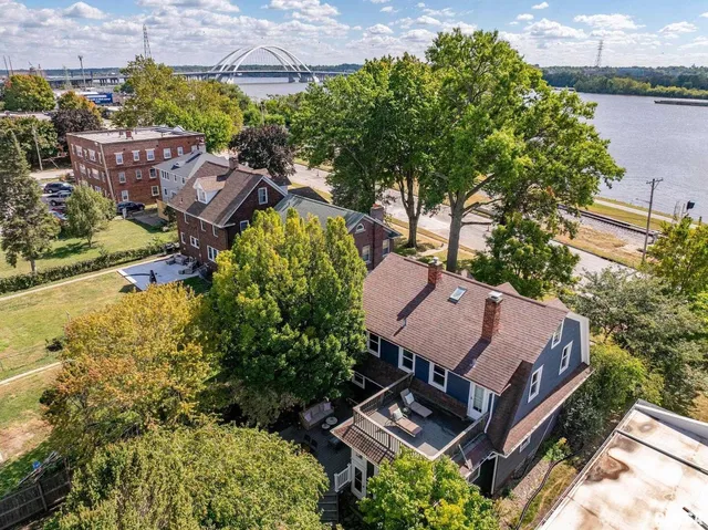 $499,999 | 704 River Drive, Bettendorf, IA 52722